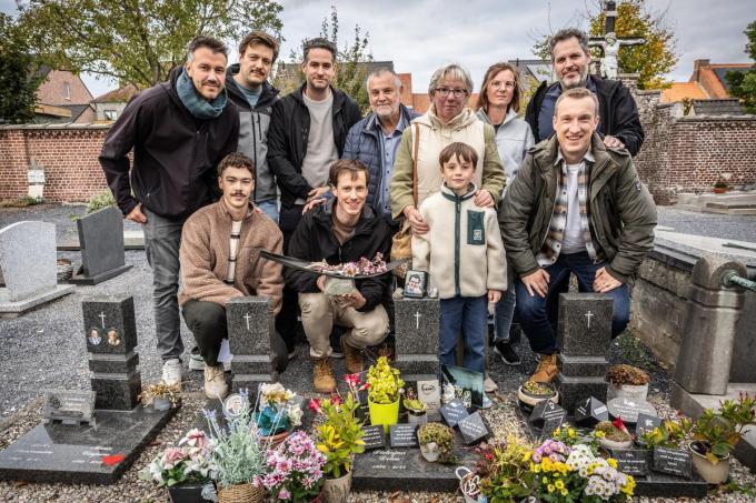De Kazou-vrienden brachten tien jaar na het overlijden van Pieterjan Deleu brengen hulde aan zijn graf op het kerkhof van Rollegem-Kapelle. Je ziet zittend v.l.n.r. Victor Coppens, Daan Deruyter, Fil Vandelanotte (kleinkind van Christine en Martin) en Hannes Danckaert. Staand v.l.n.r. Steven Lammertyn, Jonas Lietaert, Sam Beelprez, Martin Deleu, Christine Clarysse, Ann-Sophy Deleu, en Bregt Vermeulen. Ontbreken op de foto maar kwamen ook naar de Voerman om 'een duvelke op Peejee' te drinken: Martijn Debever, Sien Verschuere, Gertjan Deleu. Tante Martine en nonkel Eddy kwamen ook om eentje te trakteren.
