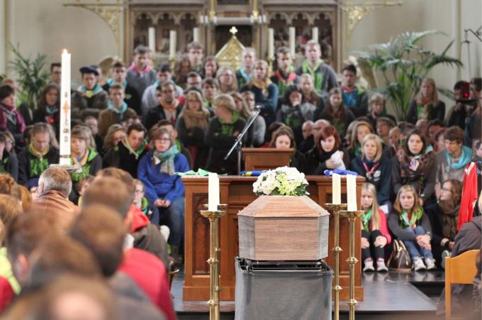 De Sint-Janskerk in Rollegem-Kapelle was te klein om al de vrienden van Peejee een plaatsje te bieden.