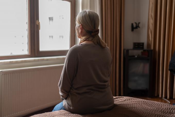 vrouw eenzaam thuis zonder familie