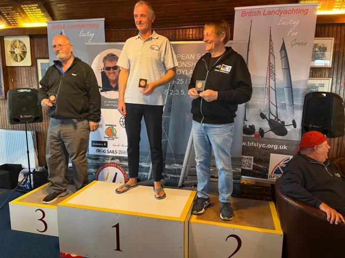 Het volledige podium met naast Henri de Duitser Kurt Wachkamp en de Engelsman Gareth Rowland.