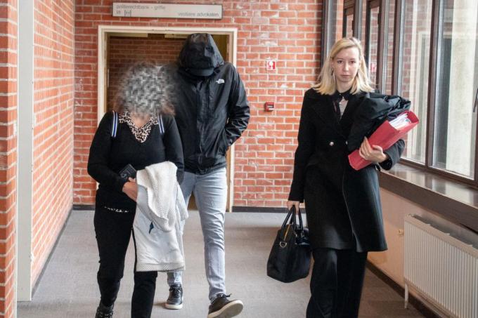 Vlnr. een vriendin van de dader, T.L. en zijn advocate vandaag in de rechtbank.