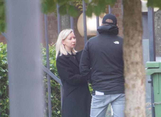 T.L. in overleg met zijn advocate.