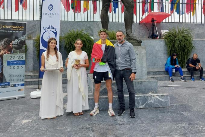Na de race is er in Sparta een warme ontvangst, met een ceremonie en zelfs een lunch bij de burgemeester. “De finishlijn zelf is de meest bijzondere finish die ik ooit heb meegemaakt. Je kust de voeten van het standbeeld van koning Leonidas, drinkt water uit een kruikje en krijgt een laurierkrans op het hoofd”, aldus Sam.