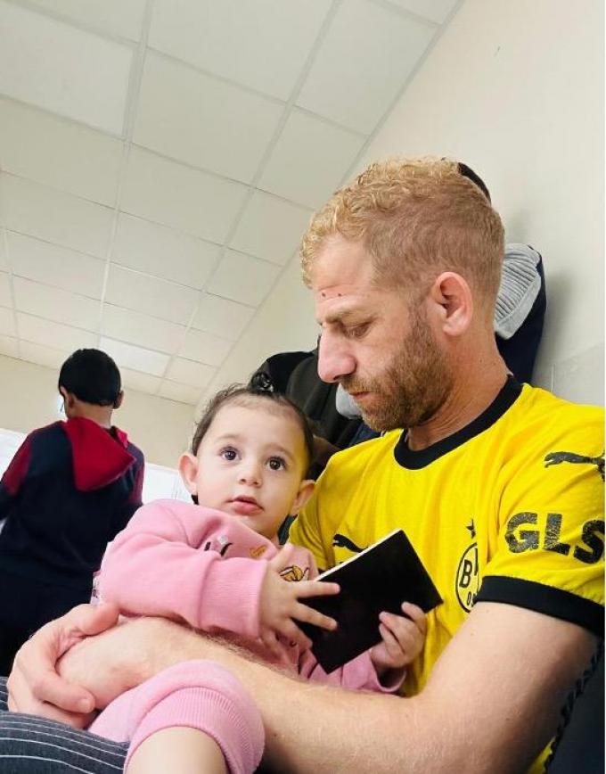 Met Elia op de schoot, tijdens een zeldzaam rustmoment in Gaza.