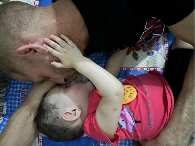 Met zijn dochtetje Elia in een vluchtelingenkamp in Gaza.