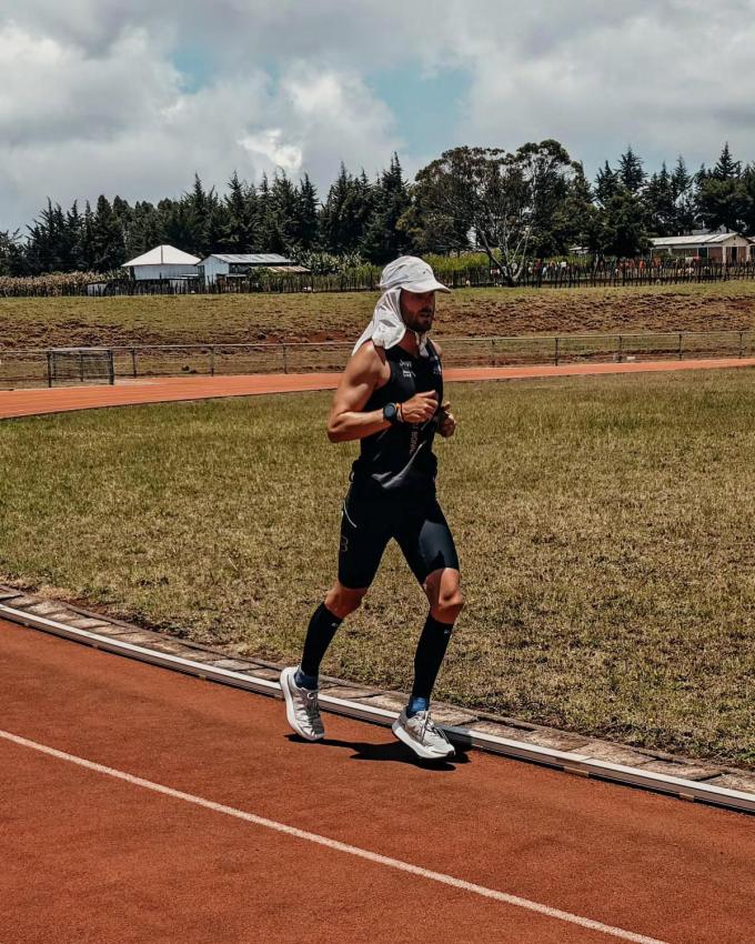 Matthieu tijdens zijn laatste training in Kenia, waar hij 130 kilometer liep in minder dan tien uur.