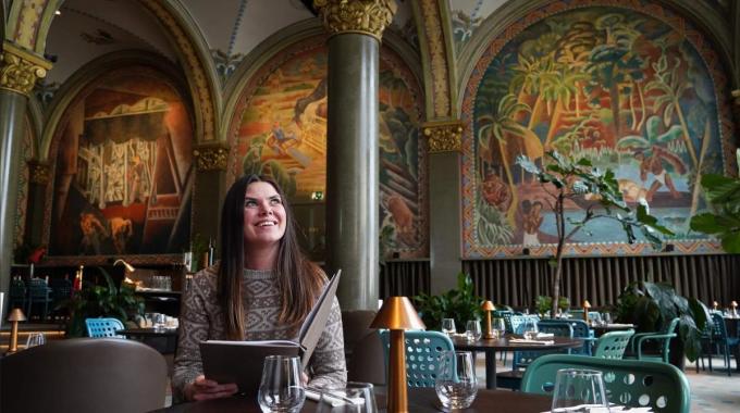 De Frescohallen in het oude beursgebouw: terwijl je aperitieft, kan je de geschiedenis van Bergen bewonderen. (foto Christine Baglo/Visit Norway)