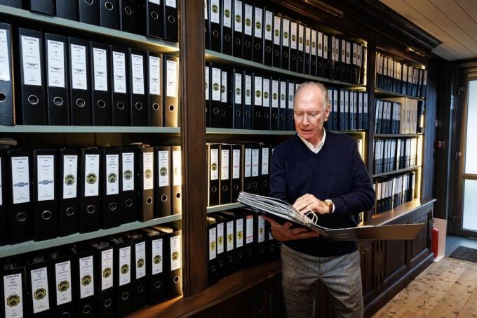 De wand vol opbergmappen: “Het geheugen van mijn collectie”, aldus Thierry.