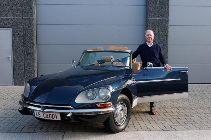 Bij zijn Citroën DS ‘Le Caddy’.