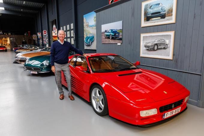 Thiery Deheack bij zijn Ferrari Testarossa.