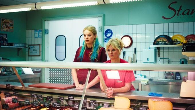 Lucie Plasschaert, links van An Miller, is te zien in ‘Kassa Kassa’.