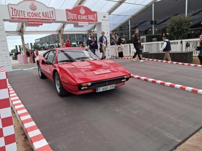 75 wagens van de Iconic Rally mochten de spits afbijten.