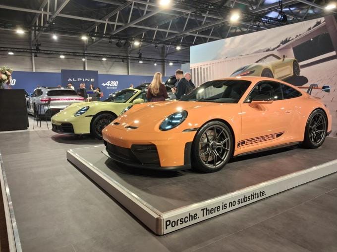 Onder andere Porsche toont er enkele van hun meest exclusieve modellen.