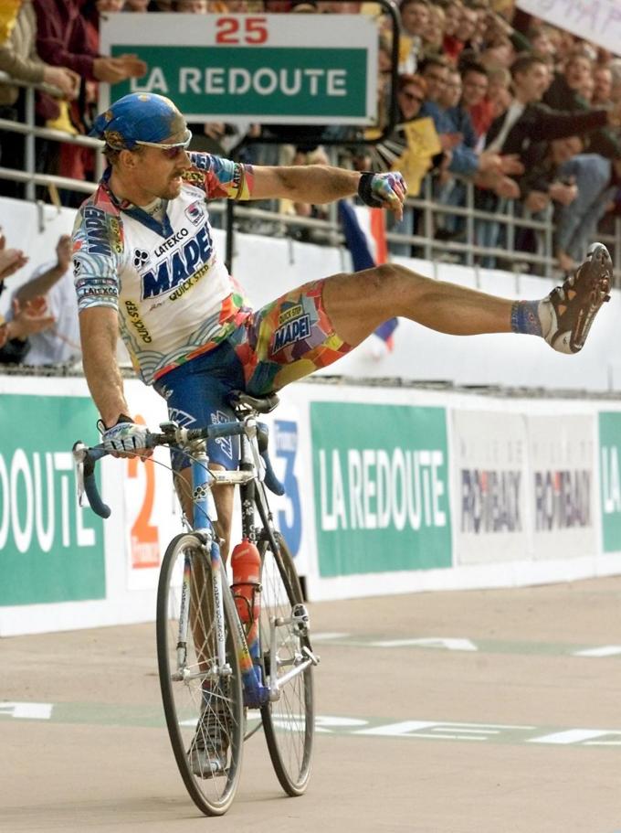In 2000 wint Museeuw zijn tweede Roubaix. “Ik wees naar mijn knie, omdat ik na mijn val in het Bos van Wallers in de editie van 1998 maandenlang had moeten revalideren.”