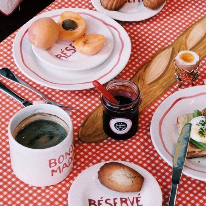 Geruit tafellaken met baguette