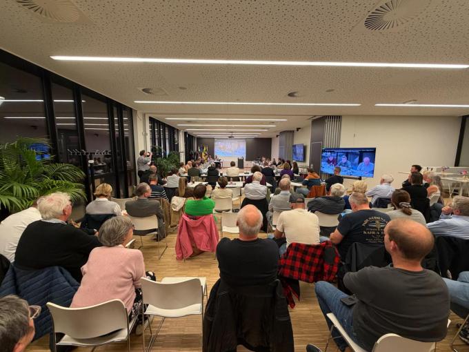 De raadzaal liep helemaal vol.