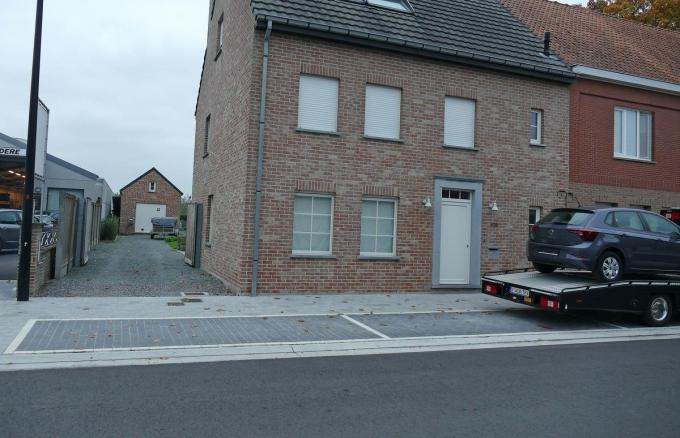 Hier werd in de Brandstraat een officiële parkeerplaats aangelegd vóór de inrit van een privé-garage. (foto GGM)