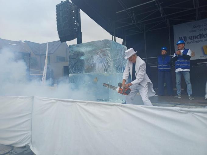 IJssculpteur Frank De Conynck mocht zich uitleven op de blok.