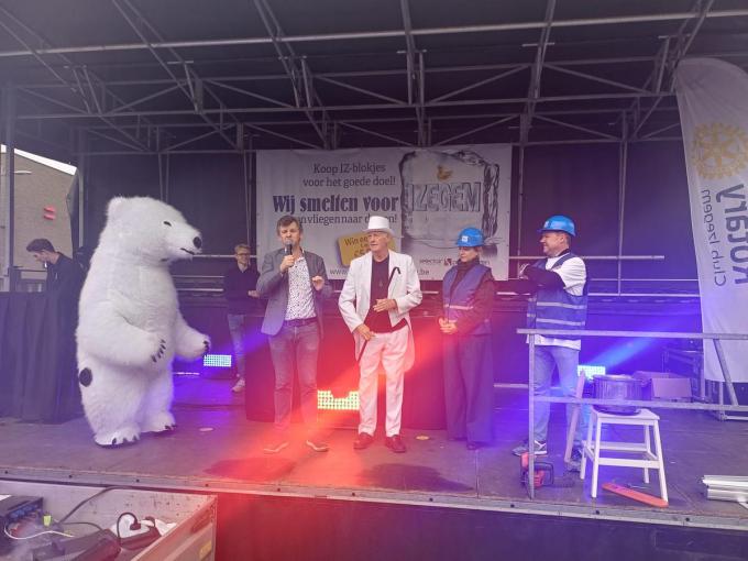 Mascotte Izzy op het podium naast presentator Benjamin Sercu, ijssculpteur Frank De Conynck, meter Maaike Cafmeyer en Rotary-voorzitter Filip Viaene.