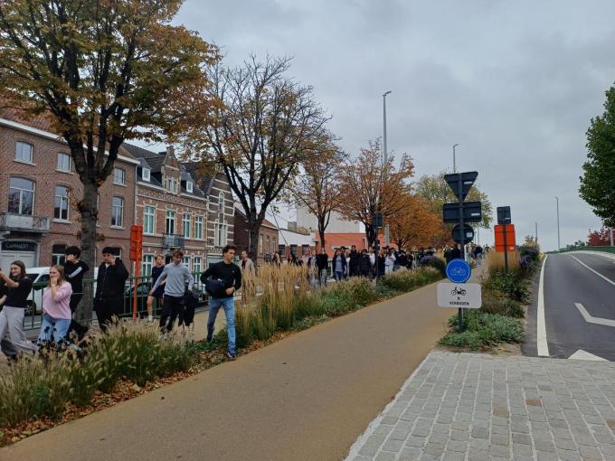 2.700 scholieren en leerkrachten liepen of wandelen de Scholenrun.