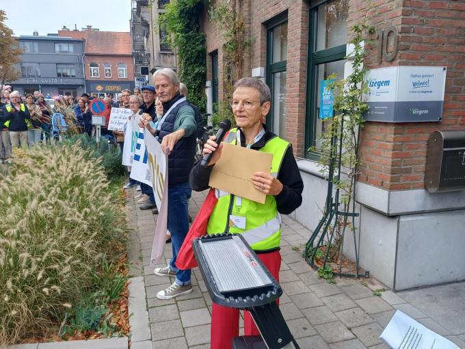 Chantal Bracke betreurde dat niemand van het Schepencollege de ontslagbrief van de vrijwilligers in ontvangst wou komen nemen.