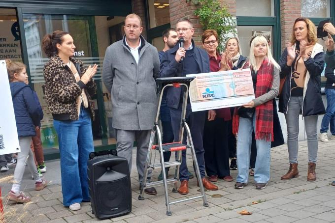 De verzamelde oppositie schonk een cheque - de zitpenning van de extra gemeenteraad - aan de vrijwilligerswerken van Eperon d'Or.
