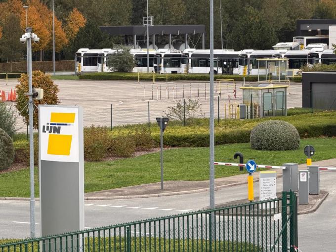 Door de staking bleven de bussen in de stelplaats staan.