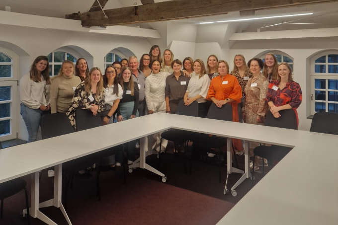 Het team van Justitiehuis Ieper ging bij de officiële opening graag op de foto met minister van Justitie Zuhal Demir.