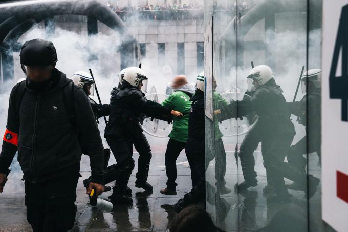 Francken suggère l’utilisation d’une arme potentiellement létale par la police lors des manifestations