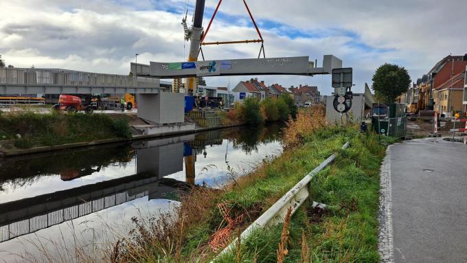 Woensdagmorgen werd het laatste stuk van de brug op zijn plaats gelegd.