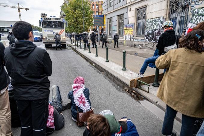La police charge la foule pour déloger des sans-papiers d’un immeuble à Anderlecht (en images)