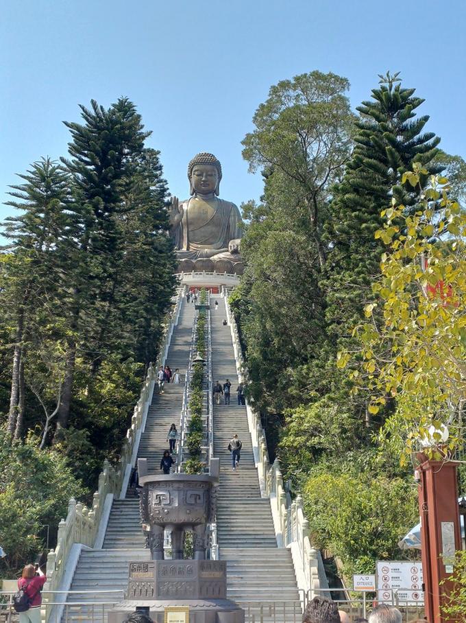 Op Lantau Island beklimmen we de 268 treden naar het boeddhabeeld. De beloning volgt meteen in de vorm van een prachtig uitzicht. (foto IV)