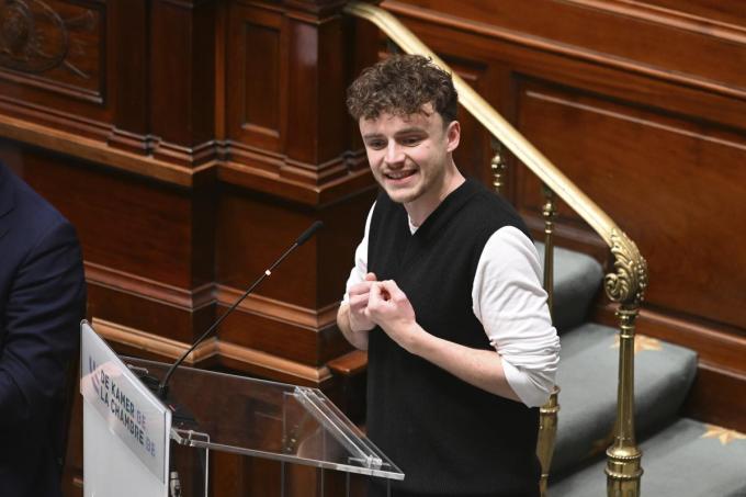 Oskar Seuntjens in de Kamer: “De uitspraken die in De Zondag staan, slingeren de politici nadien niet zelden naar elkaars hoofd in het Parlement. Ja, die stukken worden zeker gelezen.” (foto PhotoNews)