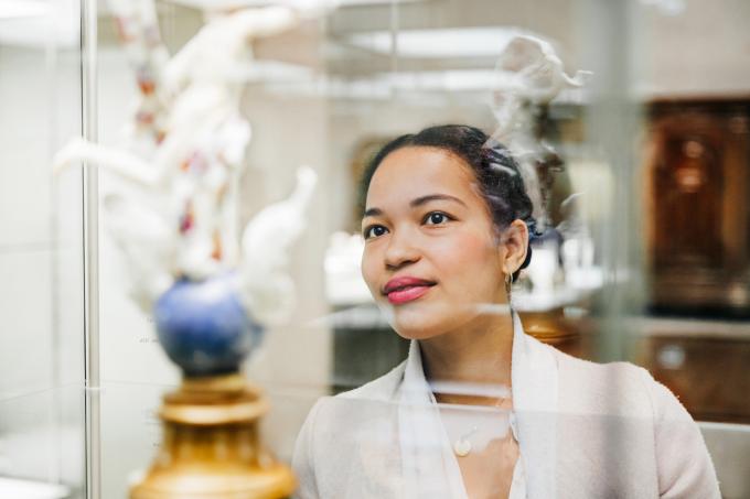 Les jeunes femmes à revenus élevés dépensent plus en oeuvres d'art que les collectionneurs masculins - Getty Images