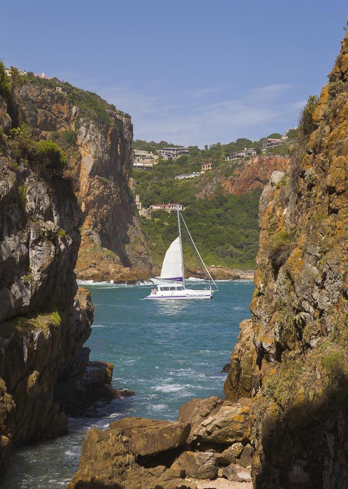 Zeilen tussen de Knysna Heads is ronduit spectaculair. (foto Getty)