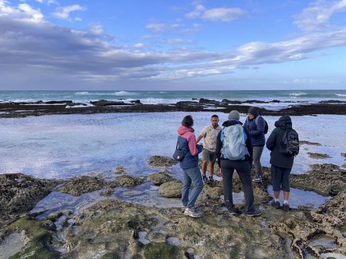 Bij Koppie Alleen neemt een gids ons op sleeptouw tussen de rotsen en de kreken. (foto PS)