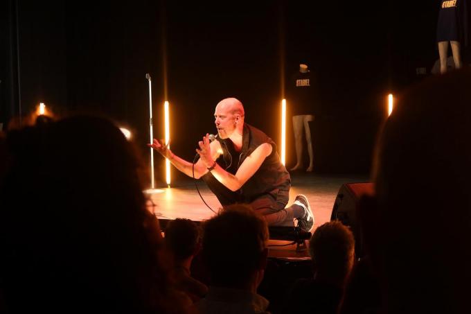 Wie verwacht een getekende en milde artiest te zien, zou wel eens verbaasd kunnen opkijken.