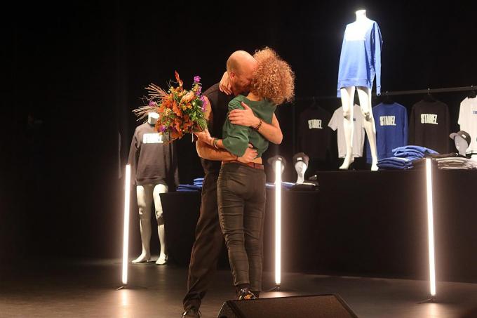 Zijn vrouw Kim kreeg een pakkend eerbetoon en een flinke bos bloemen.