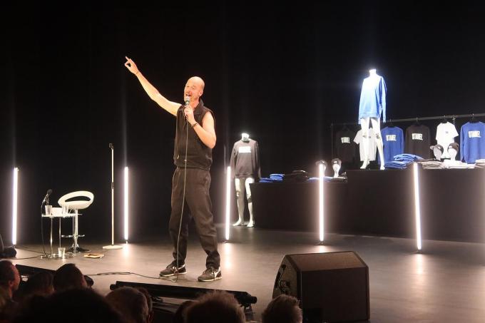 ‘Stabieler’ is meer dan een psychoanalyse, maar bevat ook comedybits die classic Mahieu zijn.