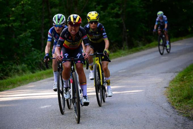 Justine Ghekiere: “Natuurlijk wil ik presteren, maar ik haal evenveel voldoening uit werken voor een ploeggenote.” Zoals ze hier doet voor kopvrouw Sarag Gigante tijdens de Tour de France op de Col de la Madeleine.
