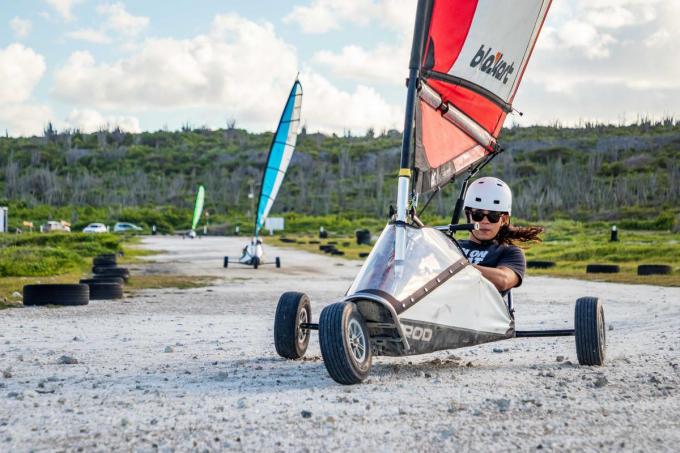 Iets minder zen, maar wel heerlijk een race met strandzeilwagentjes. (foto Visit Bonaire)