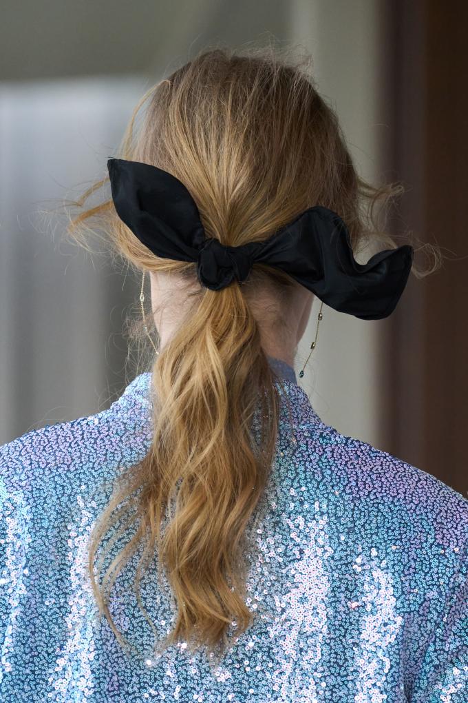 Lage paardenstaart met strik 