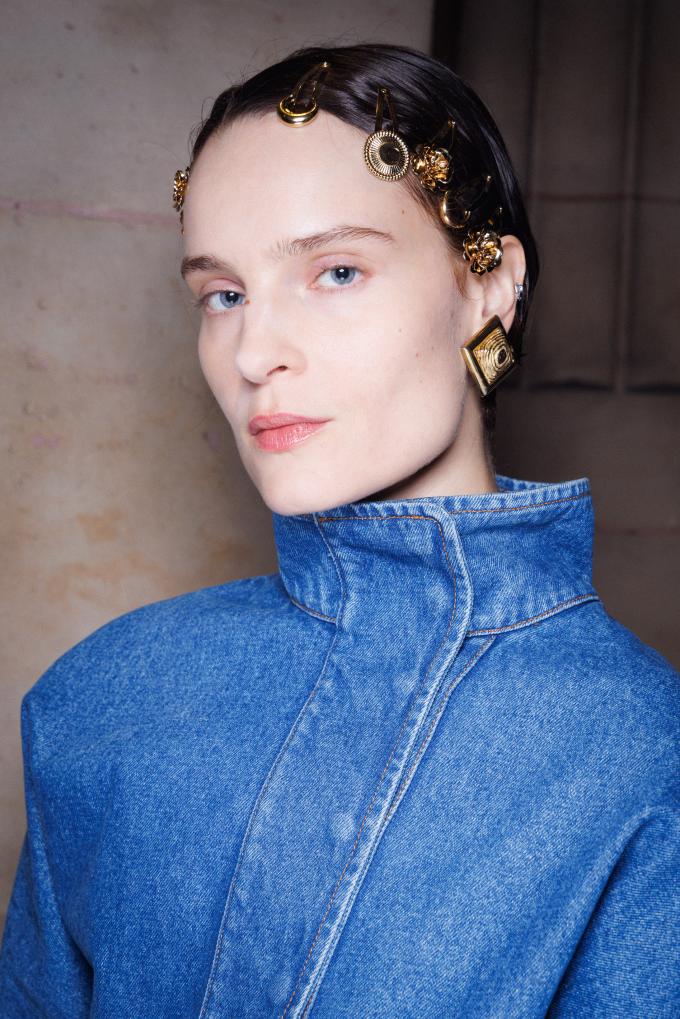 Side part met statementspeldjes