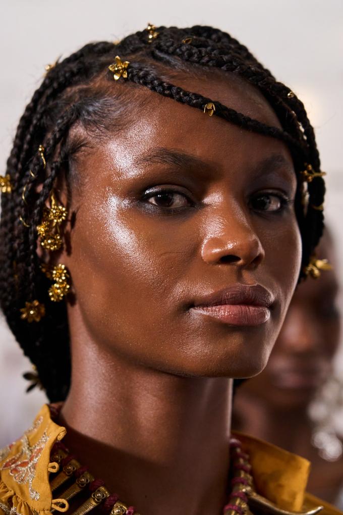 Braids met haarjuwelen