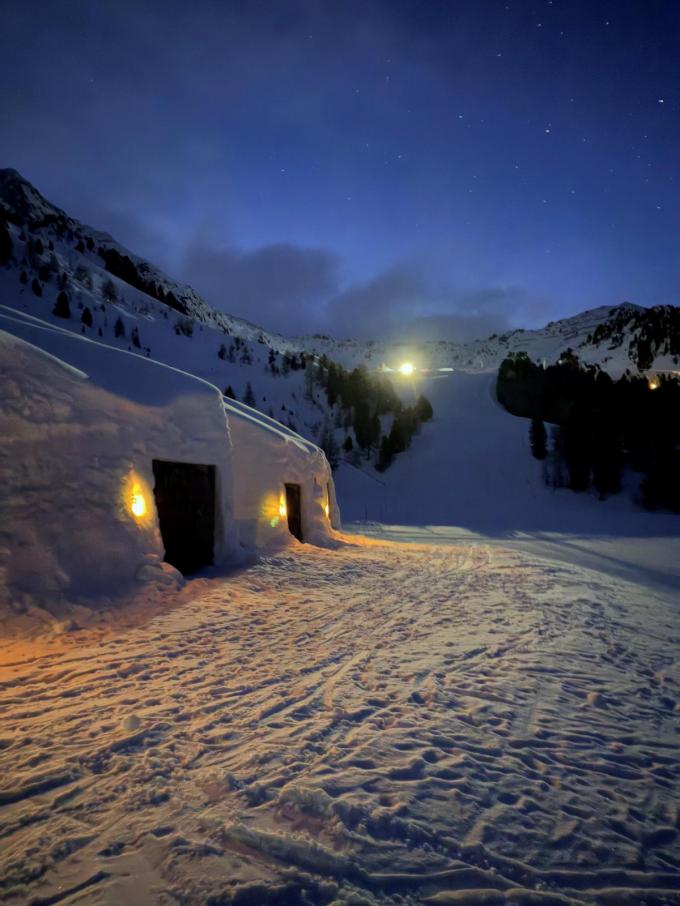 Fonkelende sterren boven ons hotel van sneeuw: slapen in een iglo is een onvergetelijke gebeurtenis. (foto SRA)