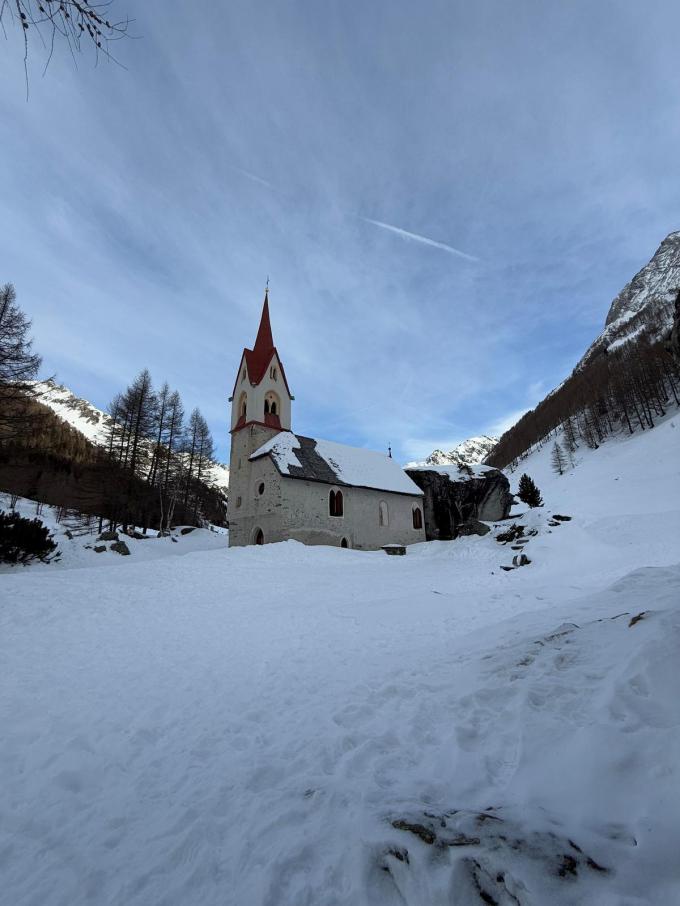 Pittoresk, én de plek om al je zonden weg te wassen: het kerkje van de Heilige Geest in Kasern. (foto SRA)