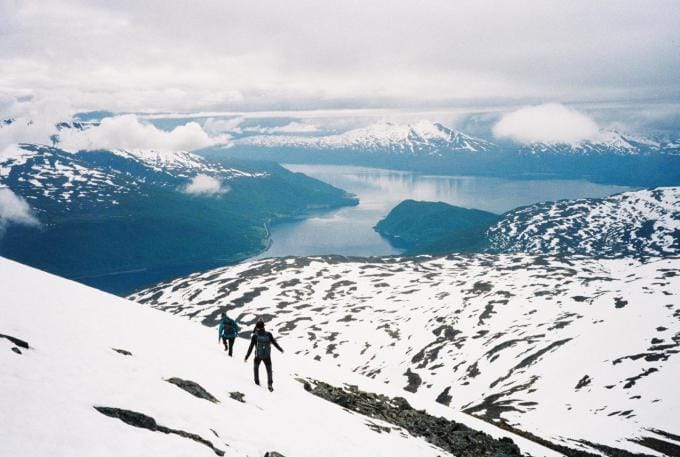 Sur une montagne enneigée à Tromsø, en Norvège.