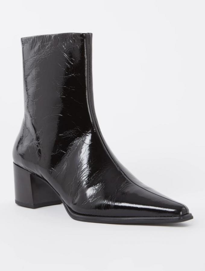 Laqué enkellaarsjes met spitse punt