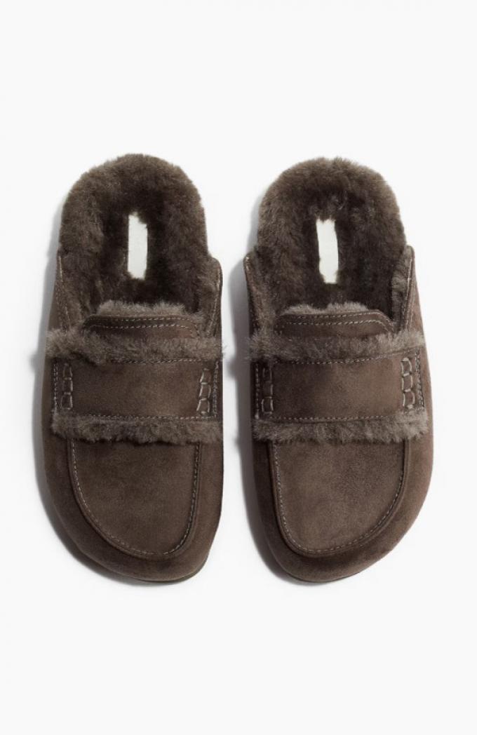Taupe slippers met voering 
