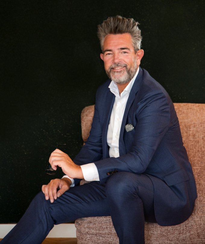 Van geschenken opendoen tot vermijden dat iemand te veel drinkt: etiquette-expert Kevin Strubbe vertelt hoe je dat volgens de regels van de kunst doet. (gf)